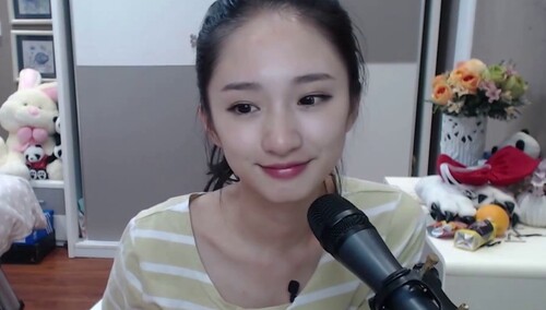 重返周边社：谭盐盐的美颜瞬间大放送 逆天颜值素颜直播也毫无压力