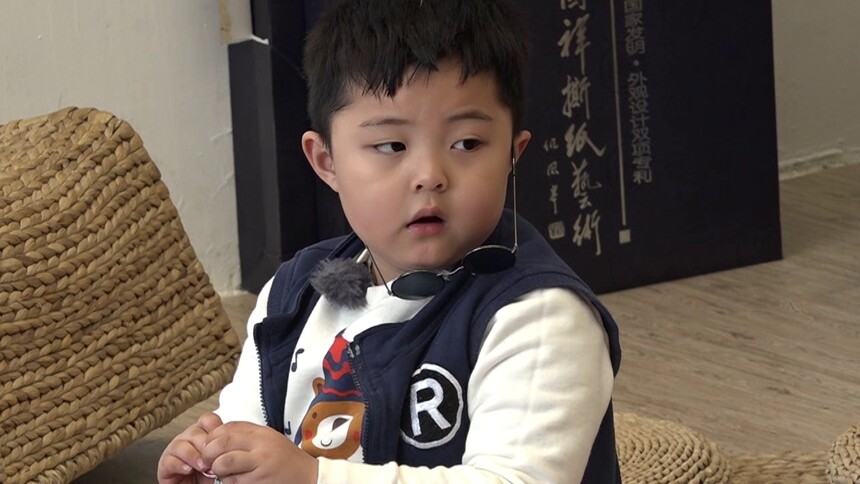 张歆艺被俩儿子吵架逗疯了，没有谁比石头肯尼更走心...