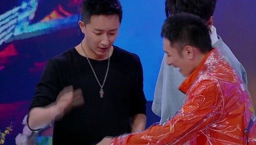 韩庚CUT：韩庚带卢靖姗环游世界秀“蜜月照”