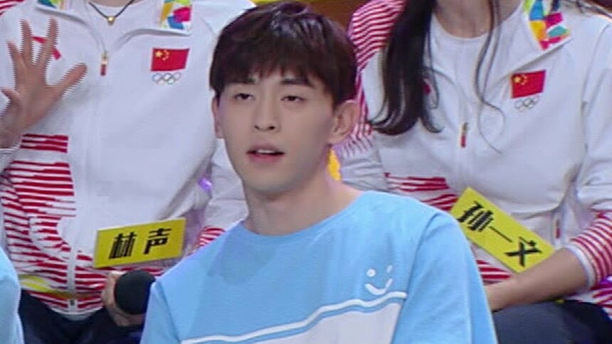 简直是校草本人！邓伦轻松跃过杆的姿态也太苏了
