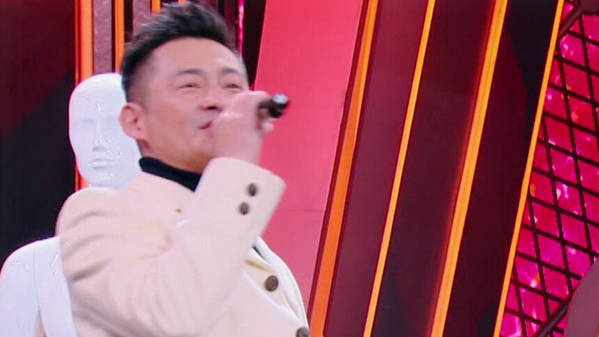 景冈山穿上98年春晚演出服开唱“快乐指南”