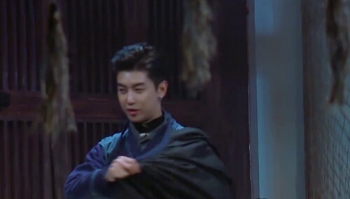 黄宥明静静看周艺轩演戏 脱衣服？这个换镖借口太烂了