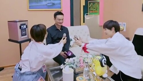 尬舞完了送甜品！冉高鸣李璐尔花式服务获李泉点赞