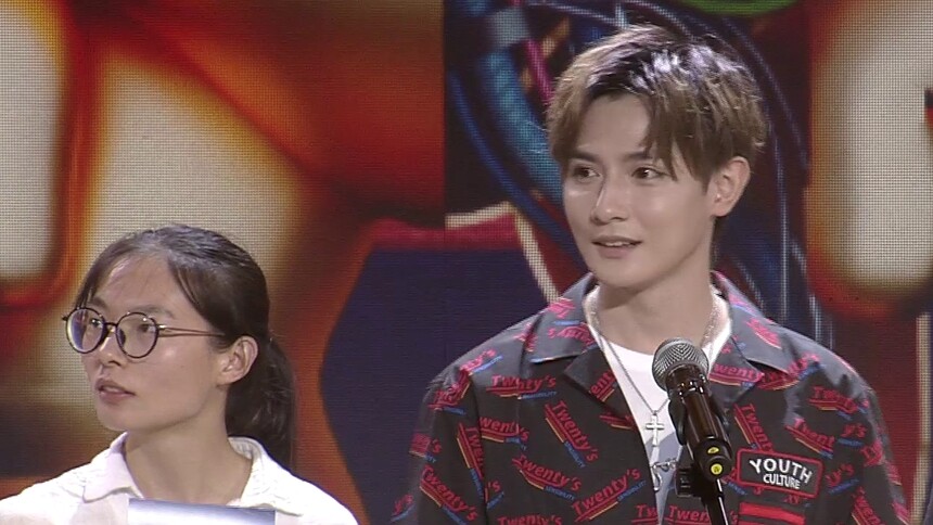 小姐姐你们是来玩游戏不是看帅哥的啊！观众猜歌名只顾看黄靖翔