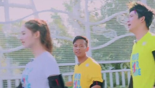 宋小宝气势如虹自封“加速王” 曹格抱祖儿“大腿”求保护