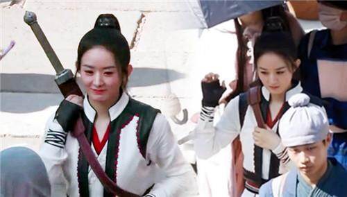 赵丽颖侠女装路透照曝光，帅气又不失甜美，好似古代穿越来的女侠
