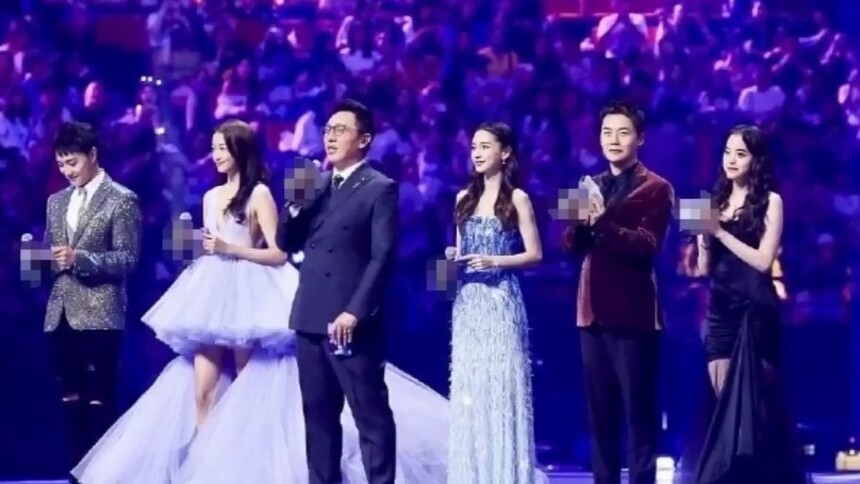 Baby关晓彤欧阳娜娜同台主持，身材曼妙，谁赢了？