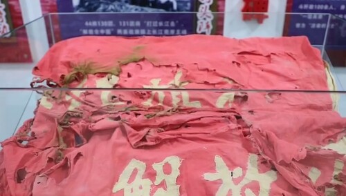 国庆阅兵式：381个弹孔的战旗与战车同受阅