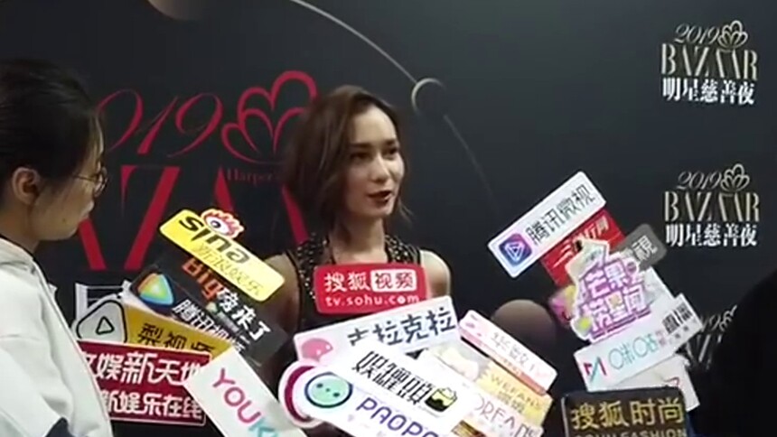 卢靖姗芭莎明星慈善夜群访