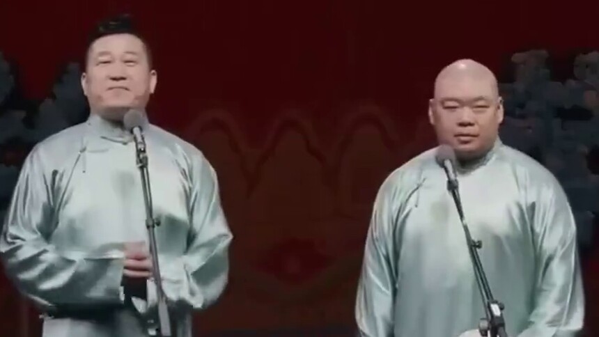 【爆笑生活小剧场】郎鹤炎台上手比爱心，观众火热回应，旁边张鹤伦化身柠檬精~