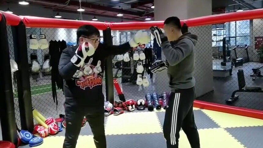 【燃烧吧，卡路里】刘恩尚在线练拳击，小胖手演绎棉花拳