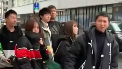 王俊凯瑞士逛街偶遇小合集~ 卡其色毛衣＋拼色羽绒服的帅气凯boss！