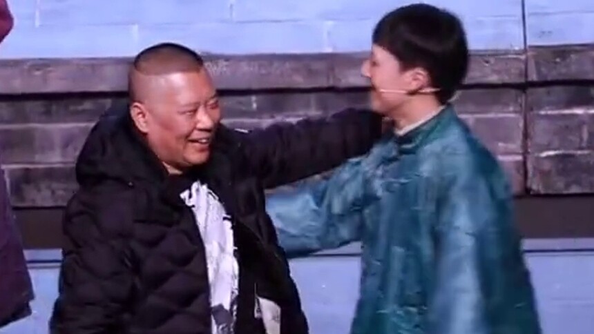 郭德纲惊喜现身郭麒麟的话剧，大林趴在他爸身上哭了好久，全程乖巧！