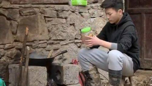 《变形计》廖洪毅和何俊鹏自力更生下厨煮面