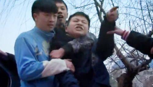 《变形计》小霸王何俊鹏冲撞警察