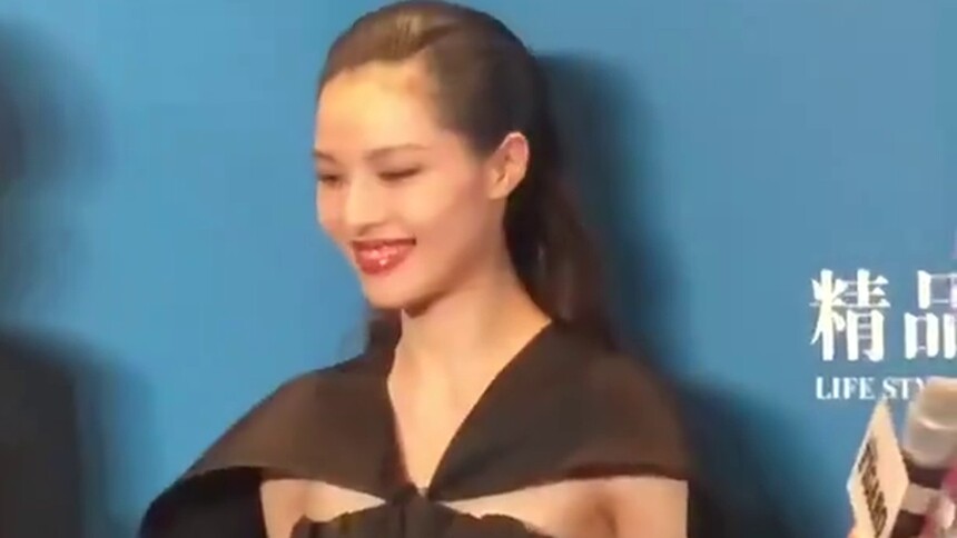 【2019费加罗风尚盛典】钟楚曦黑色斗篷大胆搭配，大赞胡春杨皮肤好！