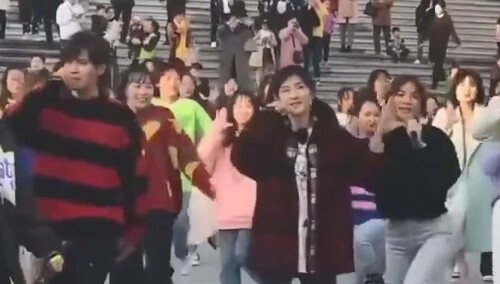 嗨唱彩蛋：罗志祥、谢娜、大张伟在广场上嗨起来了，隔着屏幕都感受到超嗨超in超slay