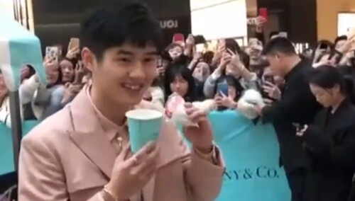 【IF时尚】一杯咖啡配华夫饼，标准蒂凡尼的早餐，昊然弟弟很喜欢哟～