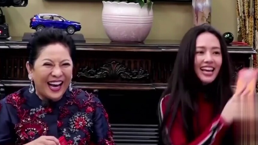 向佐求婚郭碧婷成功，这一对真的好甜，向太被郭碧婷叫“妈咪”超开心