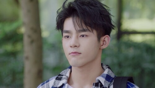 白宇帮甘露薇打羽毛球 小曦吃醋