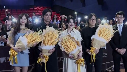 《在乎你》“不负初见”路演特辑 现场观众激动泪流“灯海相迎”