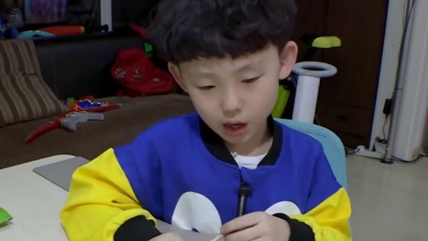 孔令羽苦脸做作业 爸妈隔壁秀恩爱