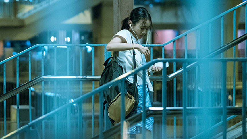 《过春天》片段：佩佩不慎摔坏水货幸得阿豪救场