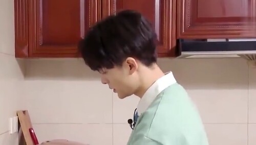 UNINE团综：管栎成做饭担当