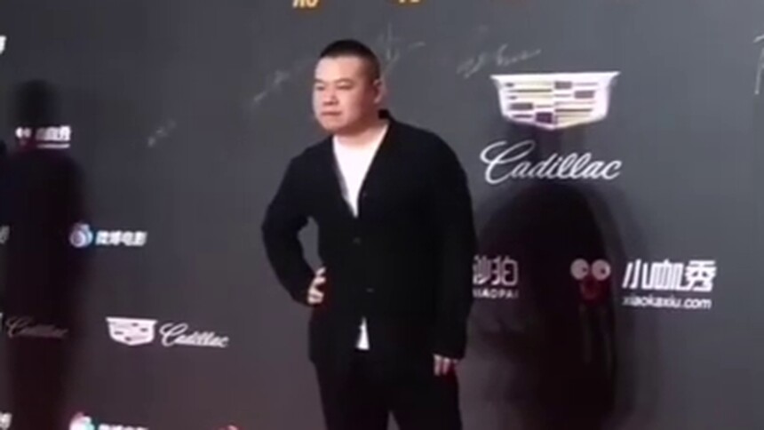 小岳岳红毯模仿女明星叉腰拍照，网友：优雅且瘆人