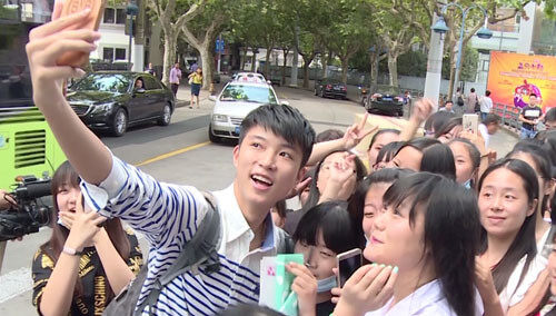 《一年级.大学季》独家未播花絮：自带闪光灯！左溢吕绍聪害羞做大咖