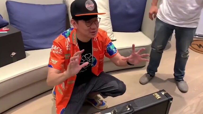 【林俊杰VLOG】JJ电吉他的开箱视频，看到吉他时眼睛里都是光啊