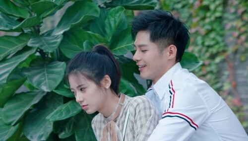 毕湛朗自行车载晓晴 引迷妹羡慕拉仇恨