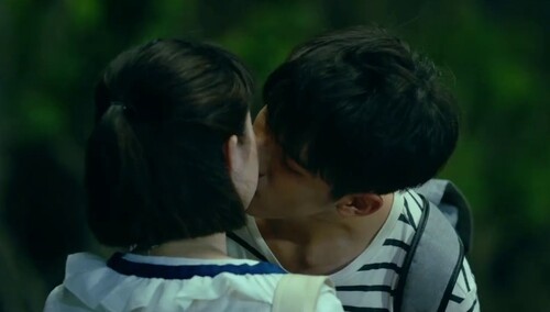 林星泽霸气kiss一涵 直男撩起妹来一套一套的