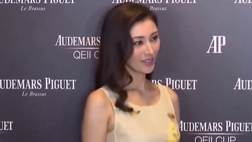 李嘉欣与爱子逛雪糕店，罕见晒儿子正面照，8岁许建彤活泼帅气