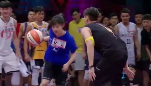 成都流川峰李易峰投篮 暴风羡慕那个女球员 李易峰：我不让你了啊