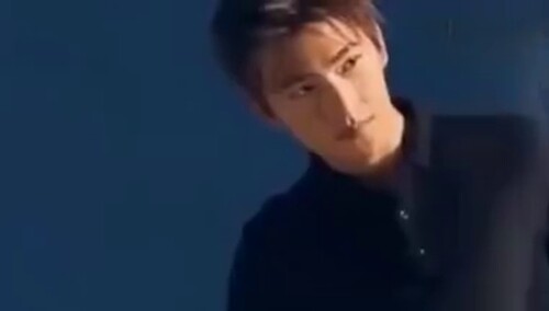 杨洋教科书式穿搭就是可甜可盐的男友风，清爽简单少年感满满，简直是行走的画报！