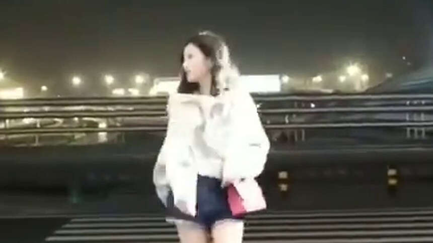 吴宣仪巴黎时装周，白色卫衣+牛仔短裤的时尚选啦