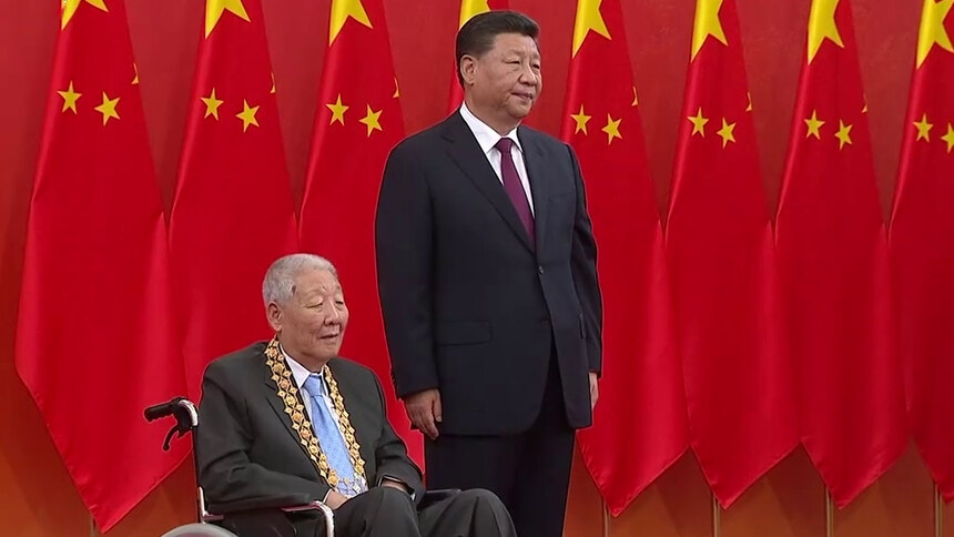 习近平向孙家栋颁授“共和国勋章”