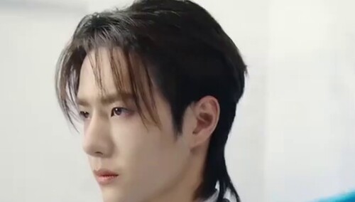 王一博星光大片，《陈情令》里雅正端方蓝忘机，《有翡》里欢脱不羁谢允