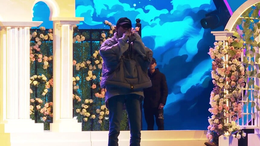 刘宇宁彩排纪录片：温情舞美鲜花簇拥 刘宇宁浪漫开唱