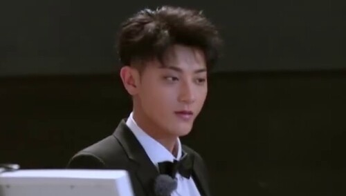 正装亮眼准备中…… 黄子韬周冬雨环保大使形象A爆