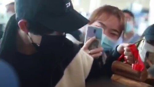 爆笑！粉丝接机送郭俊辰木头 这内涵你get到了吗？
