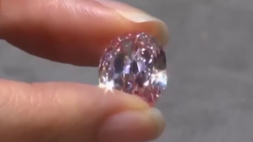 14.83克拉！罕见紫粉色钻石拍出高价