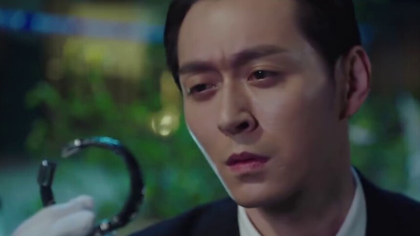 警察发现手镯 施雨秋坦诚为徐天鹤所有