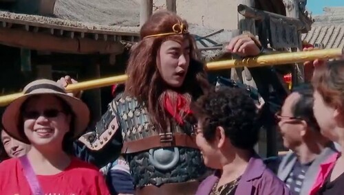 纪凌尘变吃瓜群众 强势围观