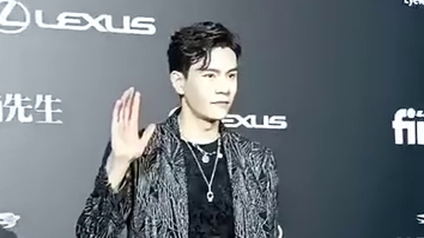 【MAHB时尚先生盛典】经超经典剪裁的深色西服造型搭配珍珠项链，直角肩太优越！想在经超肩膀上跳舞 ​​​​
