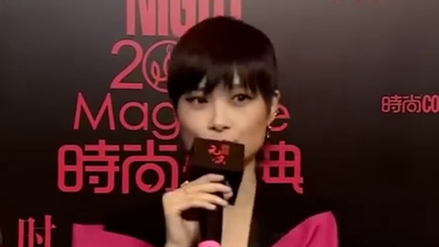 【2020COSMO时尚盛典】李宇春造型和主办方背景好搭！现场模仿表情包，好可爱！