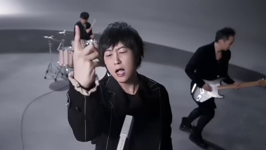 五月天《 因为你所以我》MV