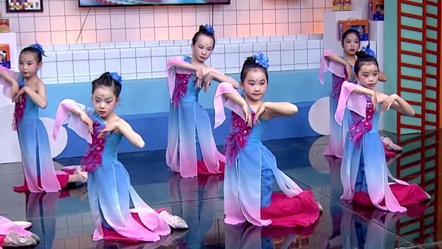 嗨！好少年20201226期：萌娃表演舞蹈《雨中花》