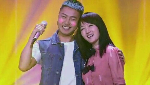 杨钰莹牵手王添翼甜蜜演唱《轻轻地告诉你》